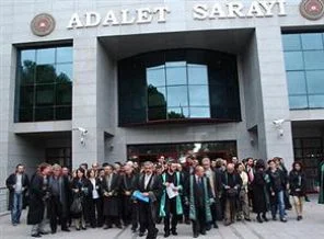 Yargıç duruşmada avukatı dövdü
