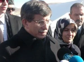 Bakan Davutoğlu Van'a geldi
