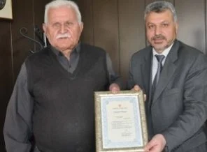 Belgeselde gördüğü meyveleri tarlasında yetiştiriyor