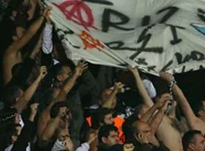 Beşiktaş taraftarından depremzedelere çıplak destek