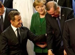 Erdoğan Türk bayrağını yerde görünce.. (video)