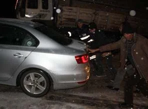 Erzincan'da kar yolları kesti