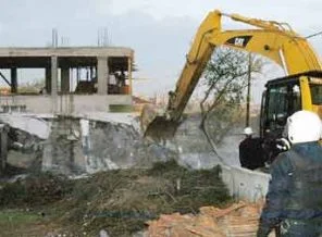 Eyüp'te kaçak binalar yıkılıyor