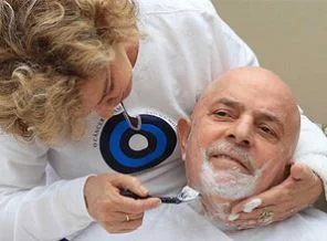 Kanser ünlü sakalı kestirdi