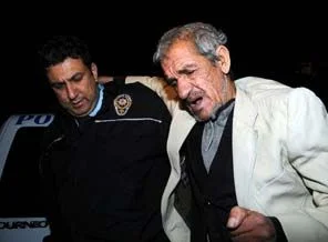Oğlu sokağa attı, polis kanat gerdi