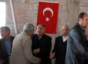 PKK'lının evine Türk bayrağı asıldı