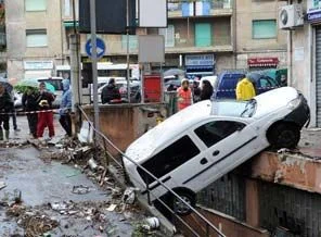 Sel Cenova'yı bastı: 6 ölü