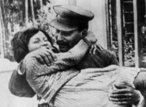Stalin kızı babasına kavuştu