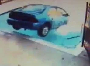 Yaşlı kadın arabısyla havuza girdi (video)
