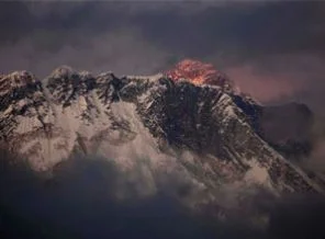 Yüzlerce dağcı, Everest'te mahsur kaldı