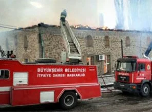 110 yıllık cami yandı
