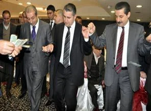 Bakanlar türkü söyledi, halay çekti