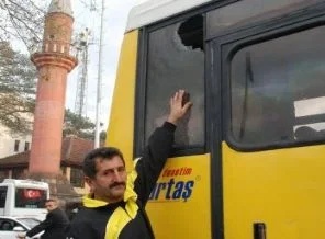 Futbolcuların otobüsü taşlandı