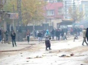 Gösteriye kadın kılığında katıldı