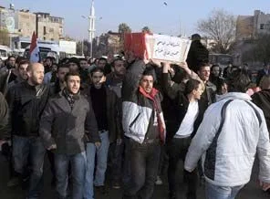 Gözlemcileri bekleyen halk ateş altında