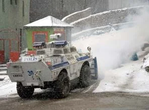 Hakkari'de kar yolları kapadı