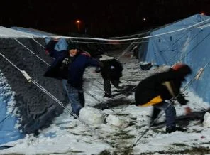 Kara kış depremzedeleri zorluyor