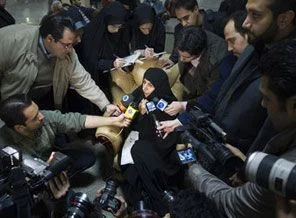 Kız kardeş Ahmedinejad seçim yarışında