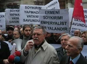 Londra'dan 'emperyalist yalana' protesto