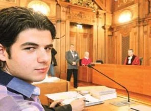 Mahkeme okulda namaz kılmayı yasakladı