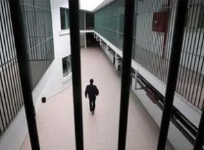 Mahkumlar gardiyanı rehin aldı