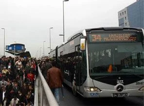 Metrobüs yolunda feci kaza