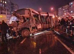 Metrobüsle halk otobüsü çarpıştı: 25 yaralı (video)