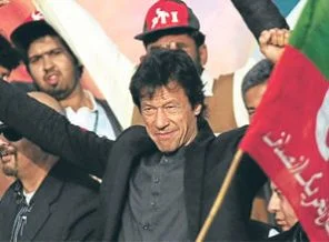 Pakistan'da meydan eski kriketçiye kaldı