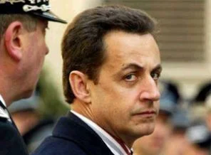 Sarkozy kaçıyor!