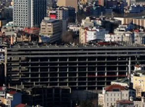Taksim'de korkutan yangın