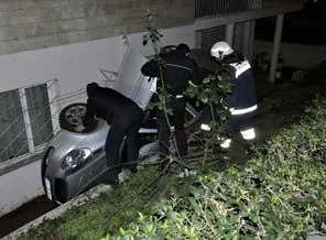 Ters yöne girdi, bahçeye uçtu