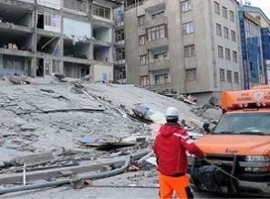 Van'da 3 katlı bina çöktü