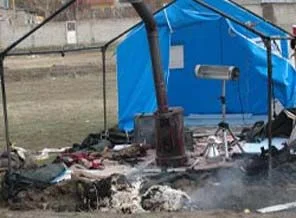 Van'da bir çadır daha yandı, bir çocuk daha öldü
