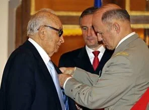Yaşar Kemal'e üst düzey Fransız nişanı