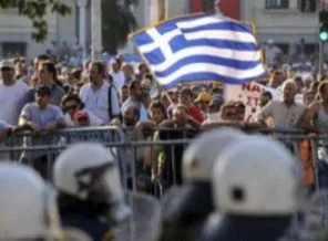 Yunanistan'da 'Temiz Eller' istifa etti