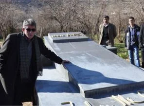 21 yıl sonra babasının mezarının başında