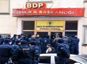 Apo'nun e-mail adresine girenler gözaltında
