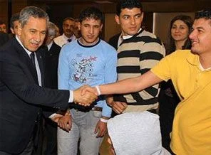 Arınç, Libyalı yaralıları ziyaret etti