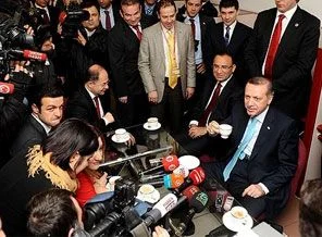 Başbakan'dan gazetecilere sürpriz kutlama