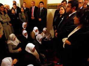 Başbakan'ın çalışma odası önünde eylem