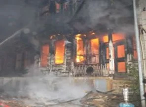 Bir ahşap bina daha kül oldu