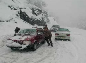 Bolu'da kar yolları kapattı