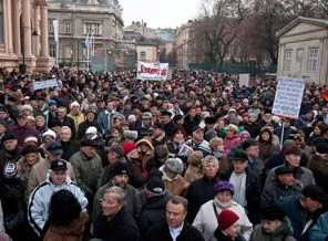 Budapeşte'de 100 bin kişi 'Demokrasi' için toplandı