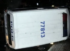 Çevik kuvvet minibüsü devrildi: 20 yaralı