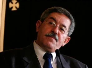 Cezayir Başbakanı, ülkesine Fransız kaldı