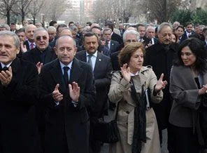 CHP'li vekillerden Meclis'te 'dokun bana' eylemi