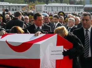 Denktaş son yolculuğuna uğurlanıyor