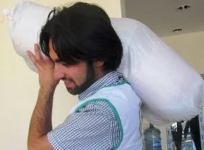 Depremzedelere uyku tulumu dağıtıldı