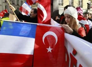 Fransa'daki Türk derneklerine tehdit!