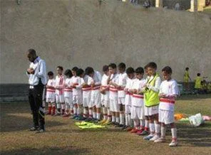 Futbol efsanesi, miniklere namaz kıldırıyor